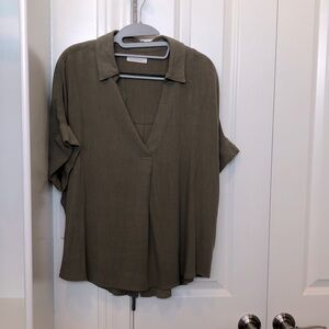 Neuflora women’s top size M in olive color